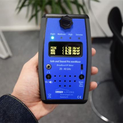 Safe and Sound Pro I mmWave stralingsmeter, in de hand