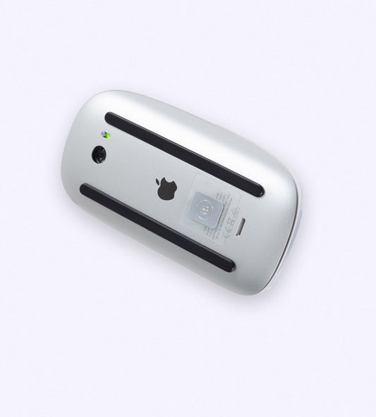 Onderkant van een Apple Magic Mouse met een memonizerWIRELESS-sticker bevestigd.