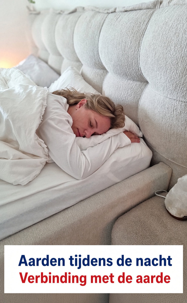 Vrouw slaapt op haar zij in een wit bed, sfeerbeeld voor aarden op een aardingslaken. Collectiefoto bij aardingslakens en matten. Tekst: “Aarden tijdens de nacht – Verbinding met de aarde”. Geen telefoon in beeld.
