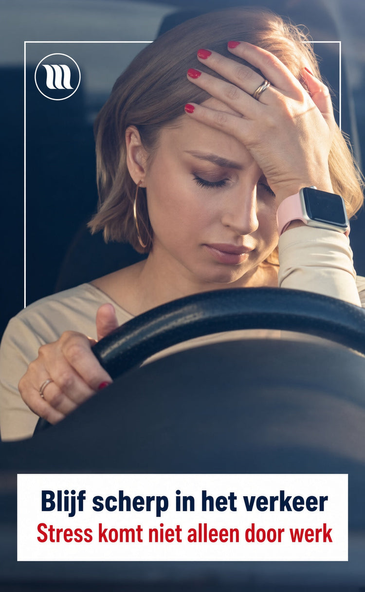 Vrouw achter stuur kijkt gestrest met hand op voorhoofd. Memon-logo. Tekst: “Blijf scherp in het verkeer – Stress komt niet alleen door werk”.