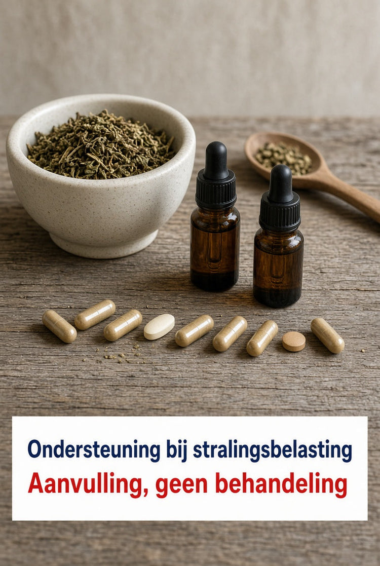 Supplementen op een houten tafel: capsules, amber flesjes en gedroogde kruiden. Collectiefoto bij ondersteuning bij stralingsbelasting. Tekst: “Ondersteuning bij stralingsbelasting – Aanvulling, geen behandeling”. Geen persoon in beeld.