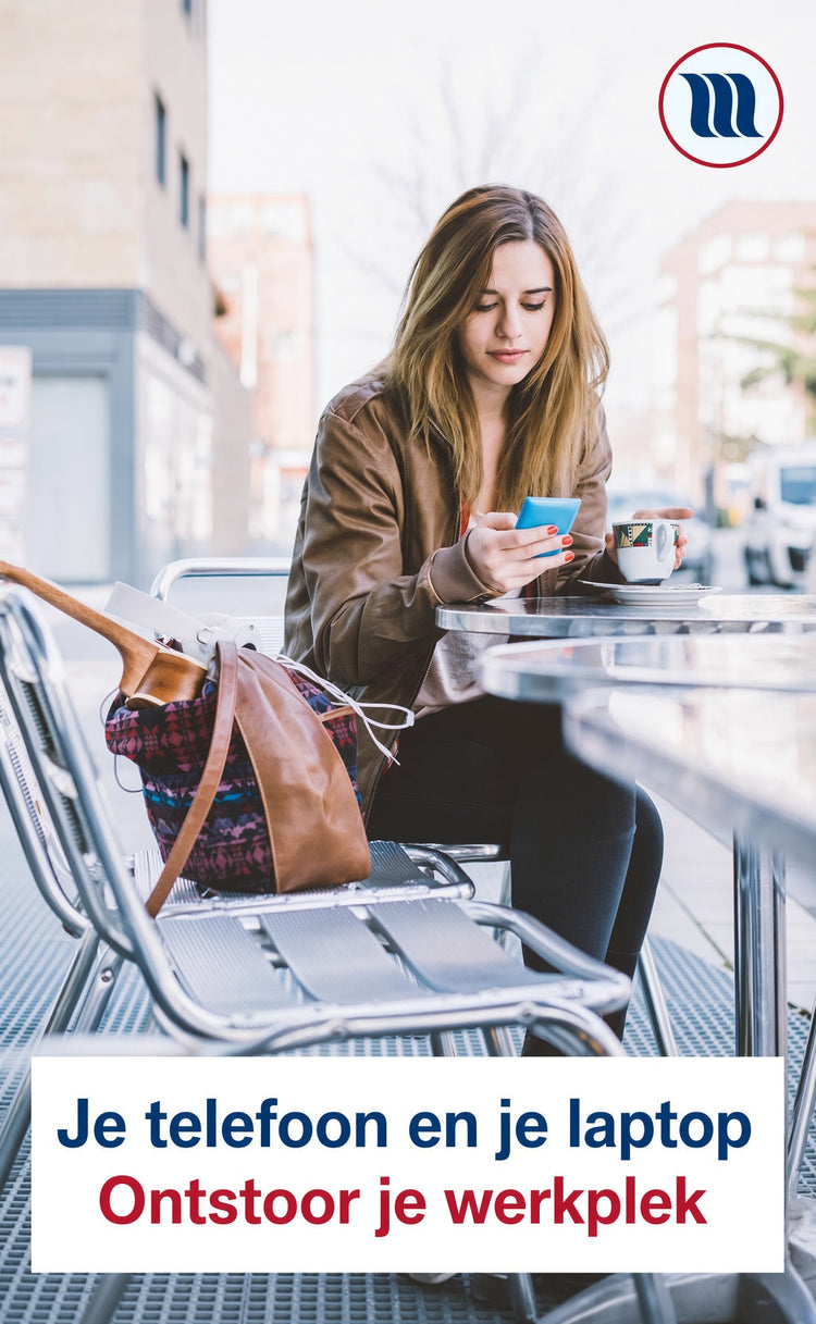 Jonge vrouw met lang bruin haar zit op een buitenterras en kijkt naar haar smartphone terwijl ze een kop koffie vasthoudt. Naast haar staat een gitaar in een tas. Memon logo rechtsboven. Onderin de tekst: “Je telefoon en je laptop – Ontstoor je werkplek”.