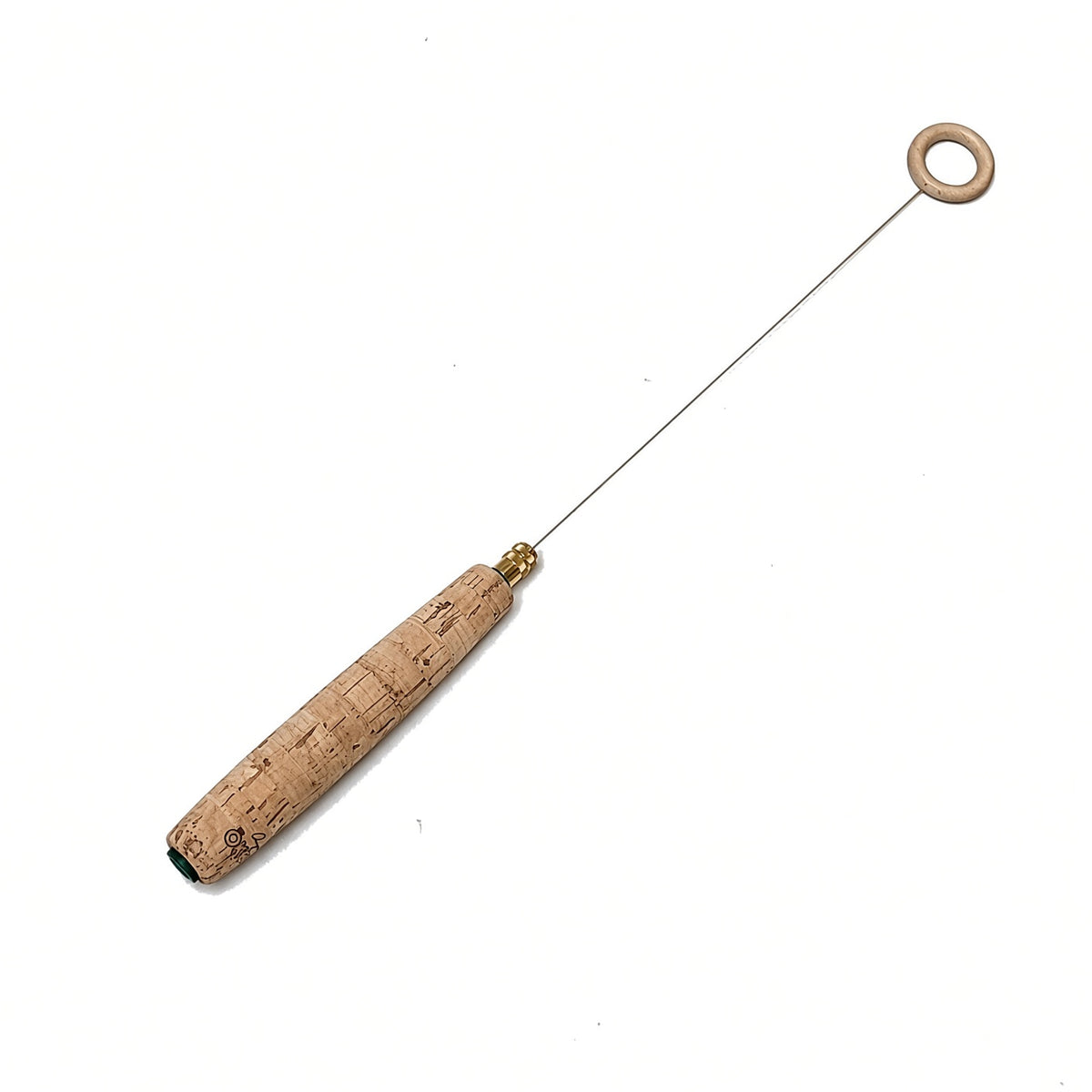 Een biotensor met een licht naturel kurken handvat, een messing fitting, een dunne vergeulden verenstalen staaf en een houten ring. Productfoto op een witte achtergrond, Ökotensor Vario.