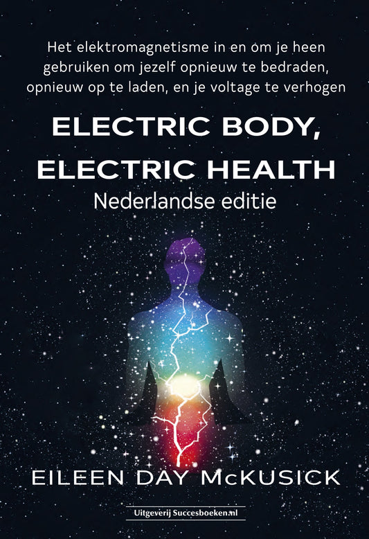 Voorkant van het boek Electric Body, Electric Health, Nederlandse editie van Eileen Day McKusick. Donkere sterrenhemel met een zittende menselijke silhouet vol regenboogkleuren en bliksemlijnen; witte titel, ondertitel over elektromagnetisme en voltage, uitgever Succesboeken.nl onderaan.