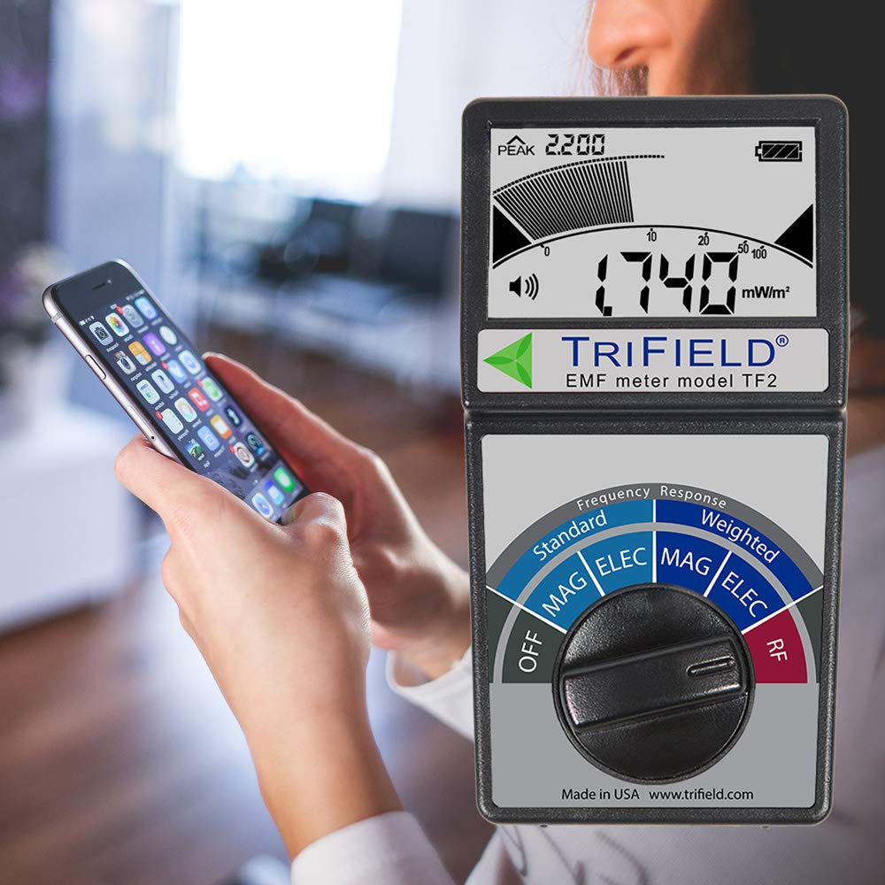 TriField TF2 stralingsmeter, gebruikt bij een smartphone