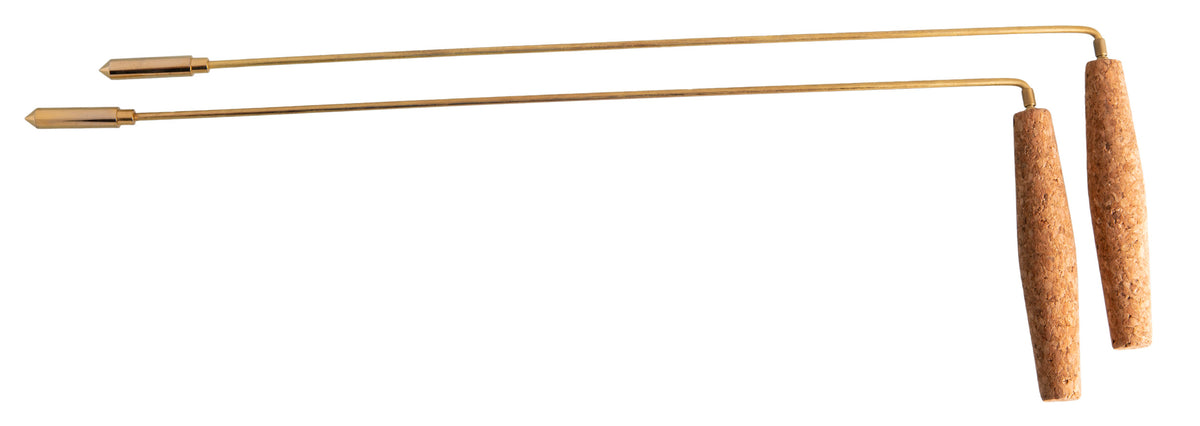 Lichte L-vormige wichelroede met kurken greep. Set van 2, ideaal om te oefenen of voor incidenteel gebruik. Messing/koper, geen elektronica. € 40,- bij StralingVeilig.nl