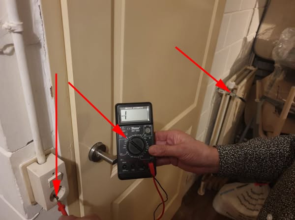 Multimeter: één meetpen in het aardcontact van het stopcontact, de andere aan een blanke cv-leiding