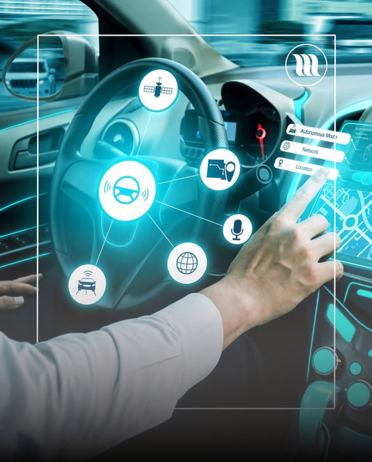Hand wijst naar een futuristisch digitaal dashboard in een auto met holografische iconen voor navigatie, netwerk en autonoom rijden. Memon logo rechtsboven. Moderne high-tech auto-interieur.
