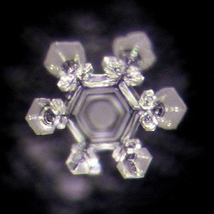 Zeshoekig waterkristal van Memon-natuurwater, gefotografeerd door Masaru Emoto