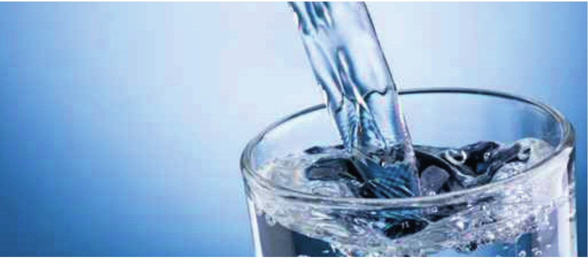 Helder gefilterd kraanwater wordt in een glas geschonken, schoon drinkwater met de Memon WATERFILTER