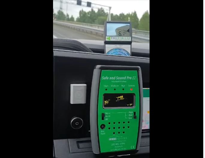 Safe and Sound Pro II-stralingsmeter op het dashboard van een auto op de snelweg