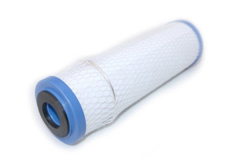 Koolbriketfilter met blauw voorfilter uit de Memon WATERFILTER, actief kool tegen PFAS en chloor