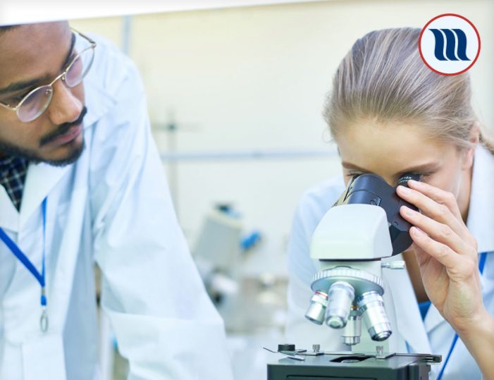 Microscoop in een laboratorium. Medium-foto bij Memon-informatie over celbiologische tests en wetenschappelijke onderbouwing van harmonisatie.