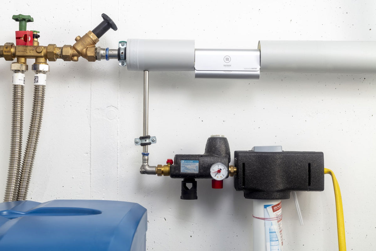 Gemonteerde Memon Water Vitalizer op de waterleiding. Apparaat voor vitaal en zuiver water, in verband met waterkristallen volgens Masaru Emoto. Foto van de installatie in huis.