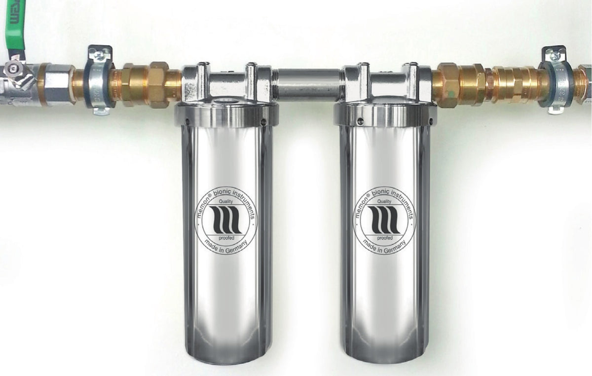 Memon WATERFILTER met twee RVS filterhuizen gemonteerd op een waterleiding met afsluiter