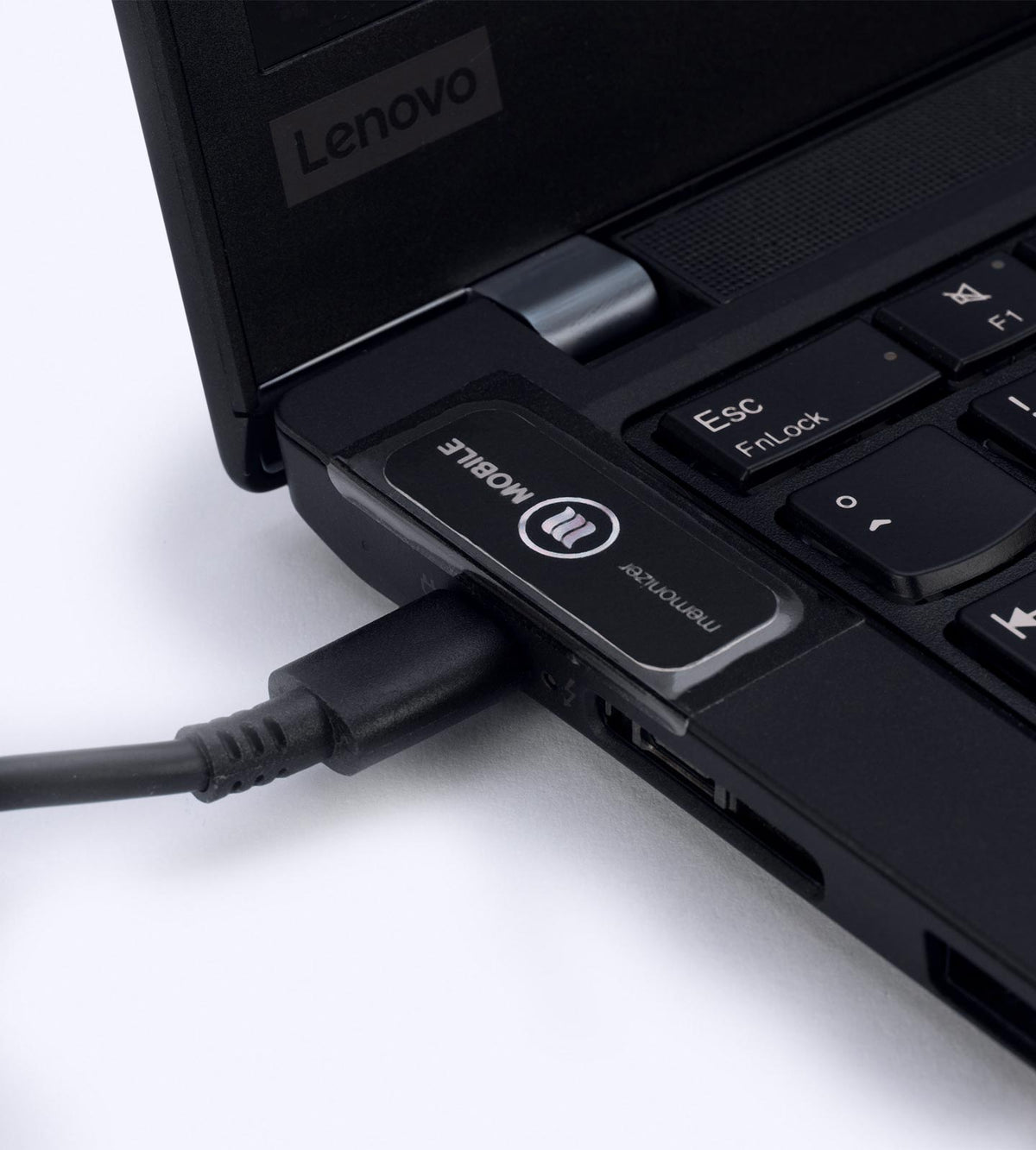 MemonizerMOBILE, in zwart, op een laptop geplakt