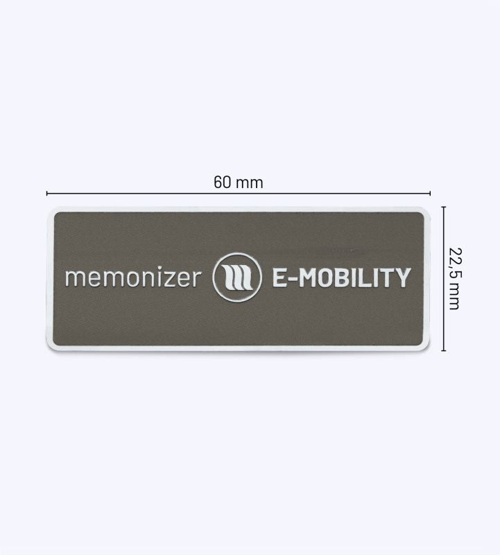 De maten 60mmx22,5mm van de MemonizerE-MOBILITY weergegeven naast product