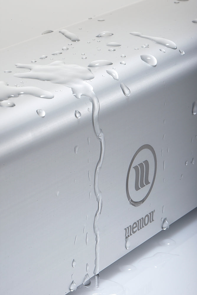 Close-up van de MemonizerWATER, watervitalisator voor schoon en gezond water. Memon-apparaat tegen watervervuiling en voor vitalisatie van leidingwater, detailfoto van het product.