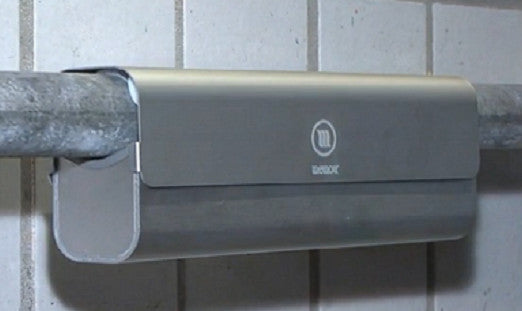 Montage van een Memon-apparaat. Afbeelding van de installatie of plaatsing van een Memonizer, bijvoorbeeld in het stopcontact, voor harmonisatie van elektromagnetische velden in huis.