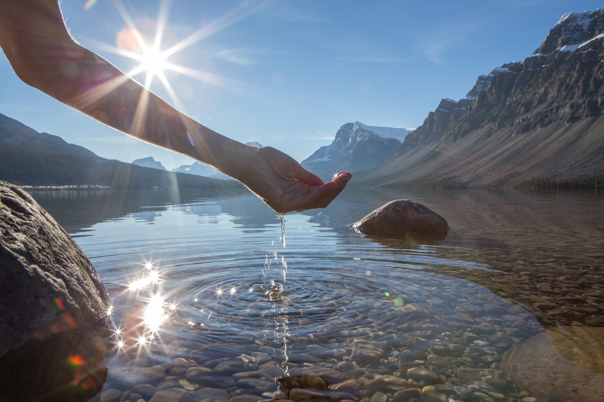 Bergmeer met helder water. Medium-sfeerfoto bij Memon-informatie over vitaal water, watervitalisatie en een natuurlijke leefomgeving.