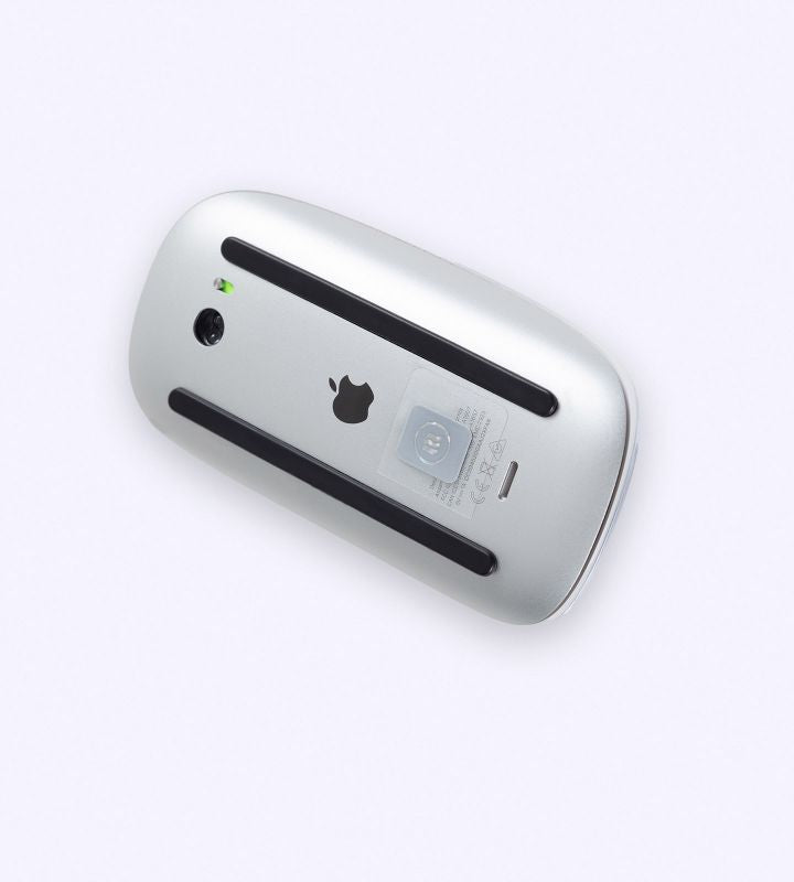Onderkant van een Apple Magic Mouse met een memonizerWIRELESS-sticker bevestigd.
